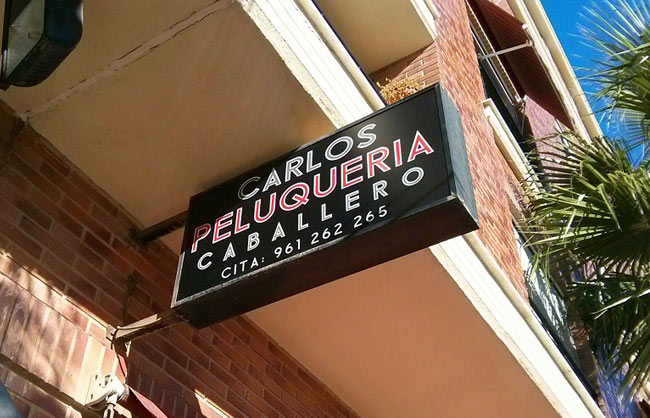 Banderola en Valencia para la peluquería de caballeros Carlos.