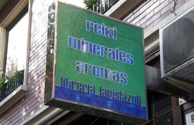 Librería Lapizlázuli en el barrio Arrancapins, Reiki, minerales y aromas es su especialidad.