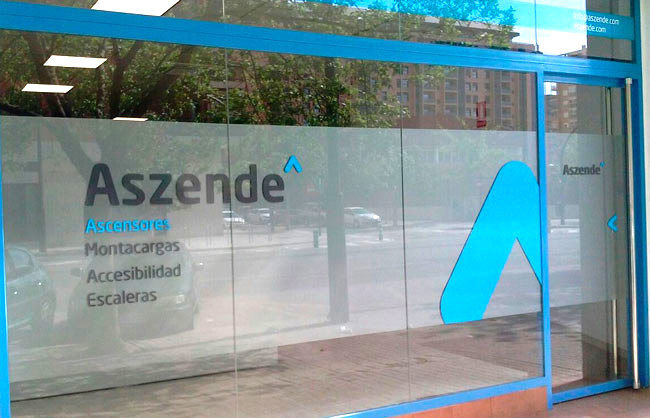 Ascensores, Montacargas y Accesivilidad, Aszende es una empresa situada en Zaragoza con delegación en Valencia, en ella colocamos el vinilo en el escaparate.