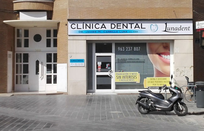 Clínica Dental Lunadent en Peris y Valero, rótulo exterior.